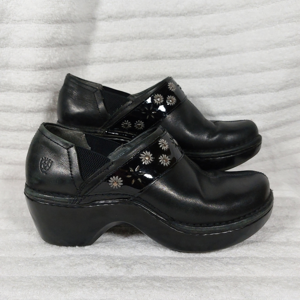 Ariat Westlake Size 8.5 Leather Black Studded Stitched Flowers Clogs 15111 Shoes - Picture 1 of 8